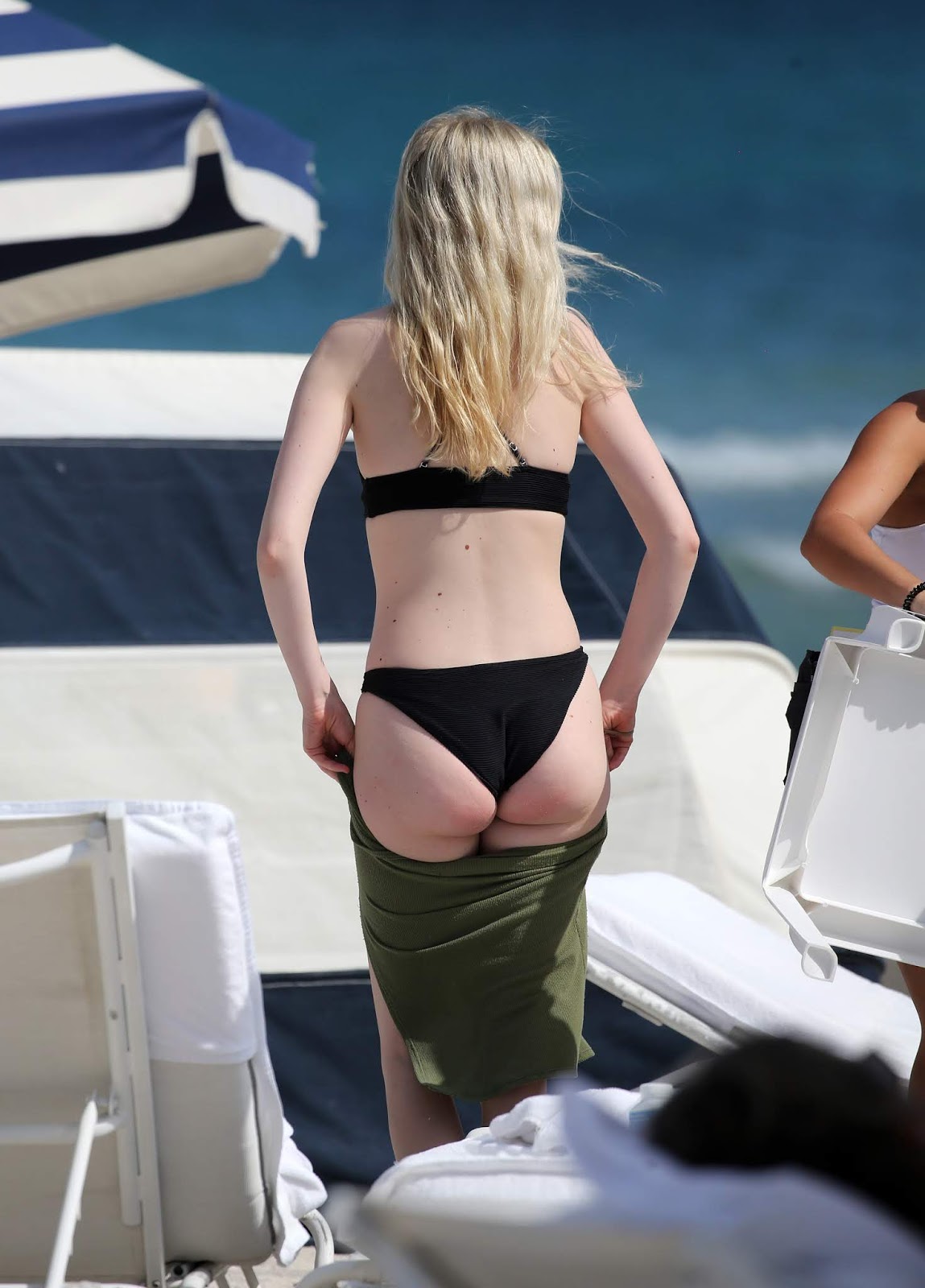 CELEBRITY LIFE NEWS PHOTOS Elle Fanning In Bikini Nero Con Qualche.