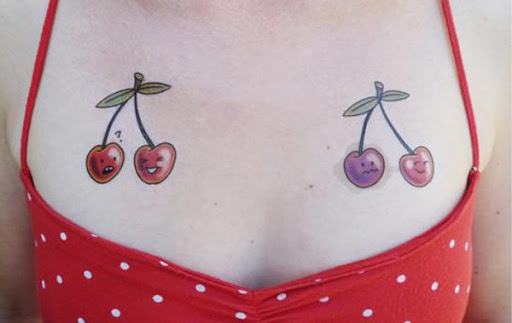 Pequena tatuagem de cereja para a menina no Peito