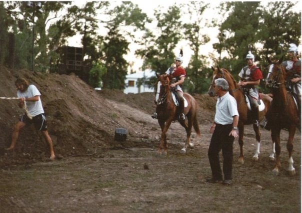 Ensayo de La Pasion: Marcelo dirigiendo  en el barro a  soldados Romanos a caballo.