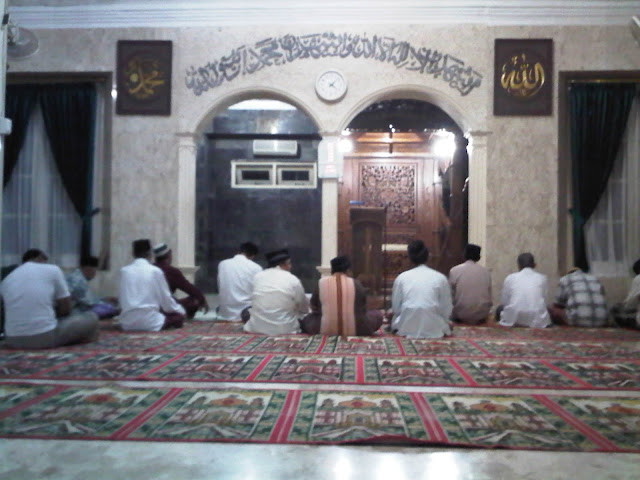 Orang-orang Seperti inilah yang Biasanya Mengganggu para Malaikat saat Berada di Masjid! Orang-orang Seperti inilah yang Biasanya Mengganggu para Malaikat saat Berada di Masjid!