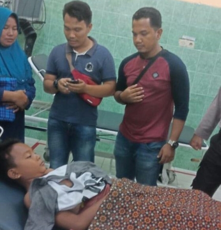 Rasmi menemani anaknya yang terluka akibat diserang buaya. Rasmi menemani anaknya yang terluka akibat diserang buaya.