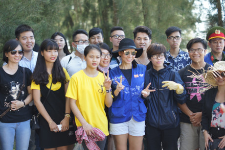 Cam kich hinh anh Thu Minh khong ngai ban ra bien don sach rac - Anh 9