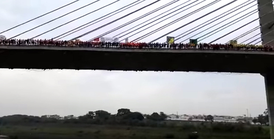 245 brasileiros pulam de ponte em busca de recorde mundial - Img 1