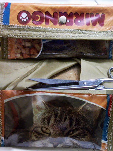  Cartuchera, con bolsa de comida para gato