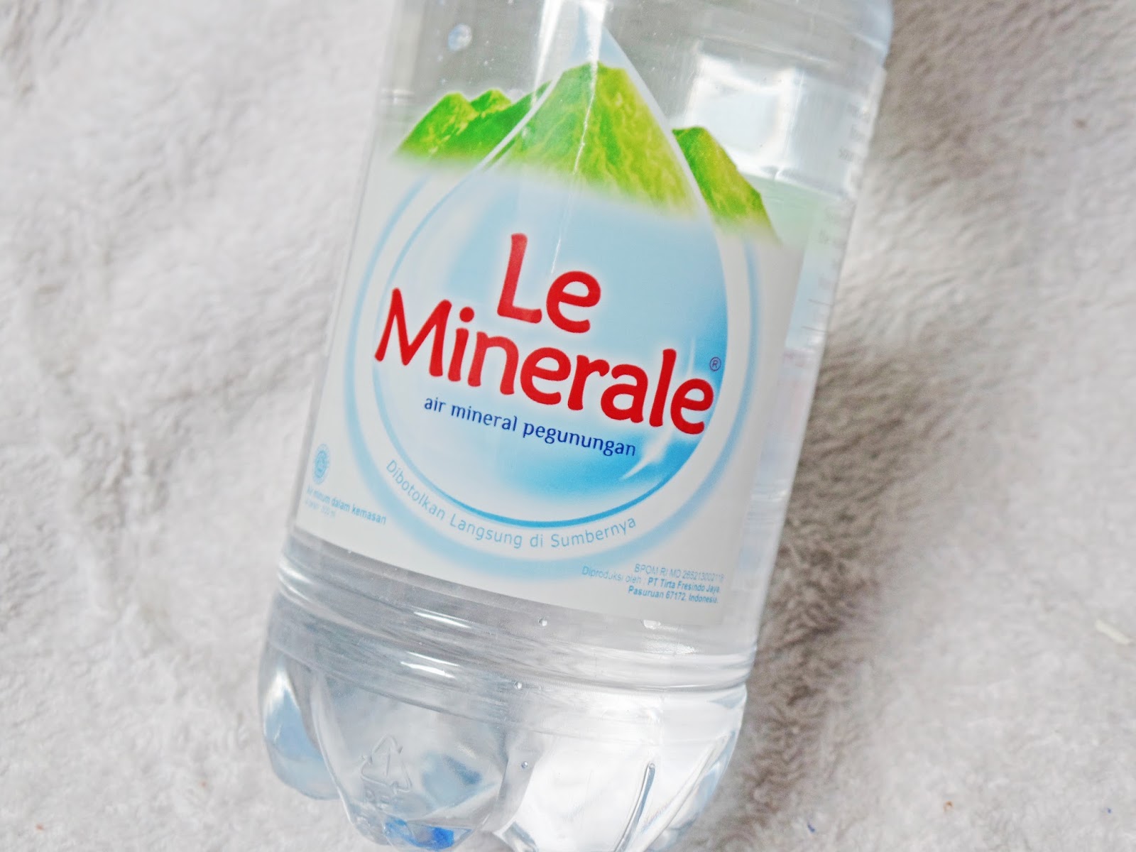 Would you like mineral water. Le Mineral Water. Минеральная вода MW. Минеральная вода gura. Mineral Water крышка.