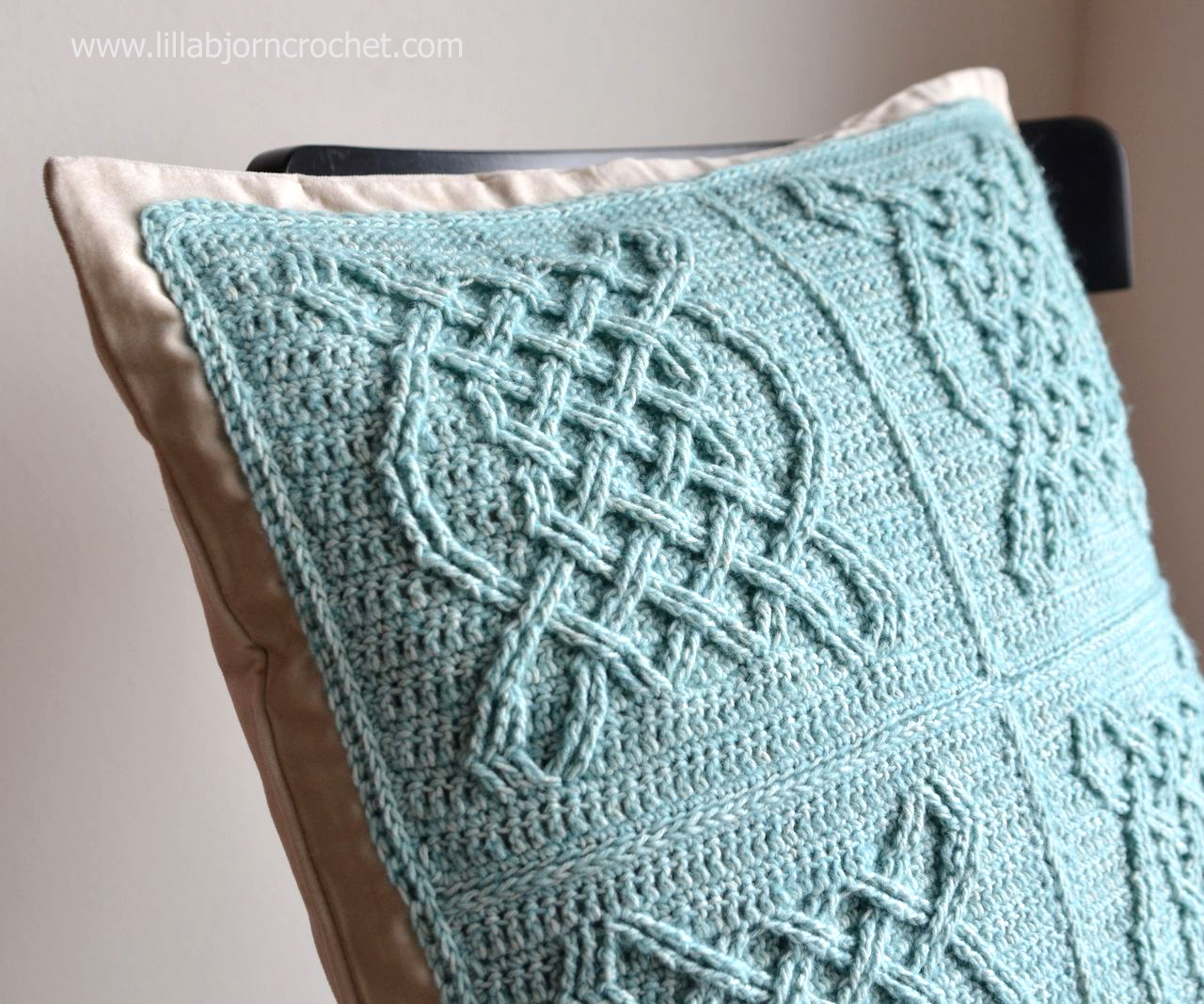 Celtic Tiles pillow - FREE overlay crochet pattern by Lilla Bjorn