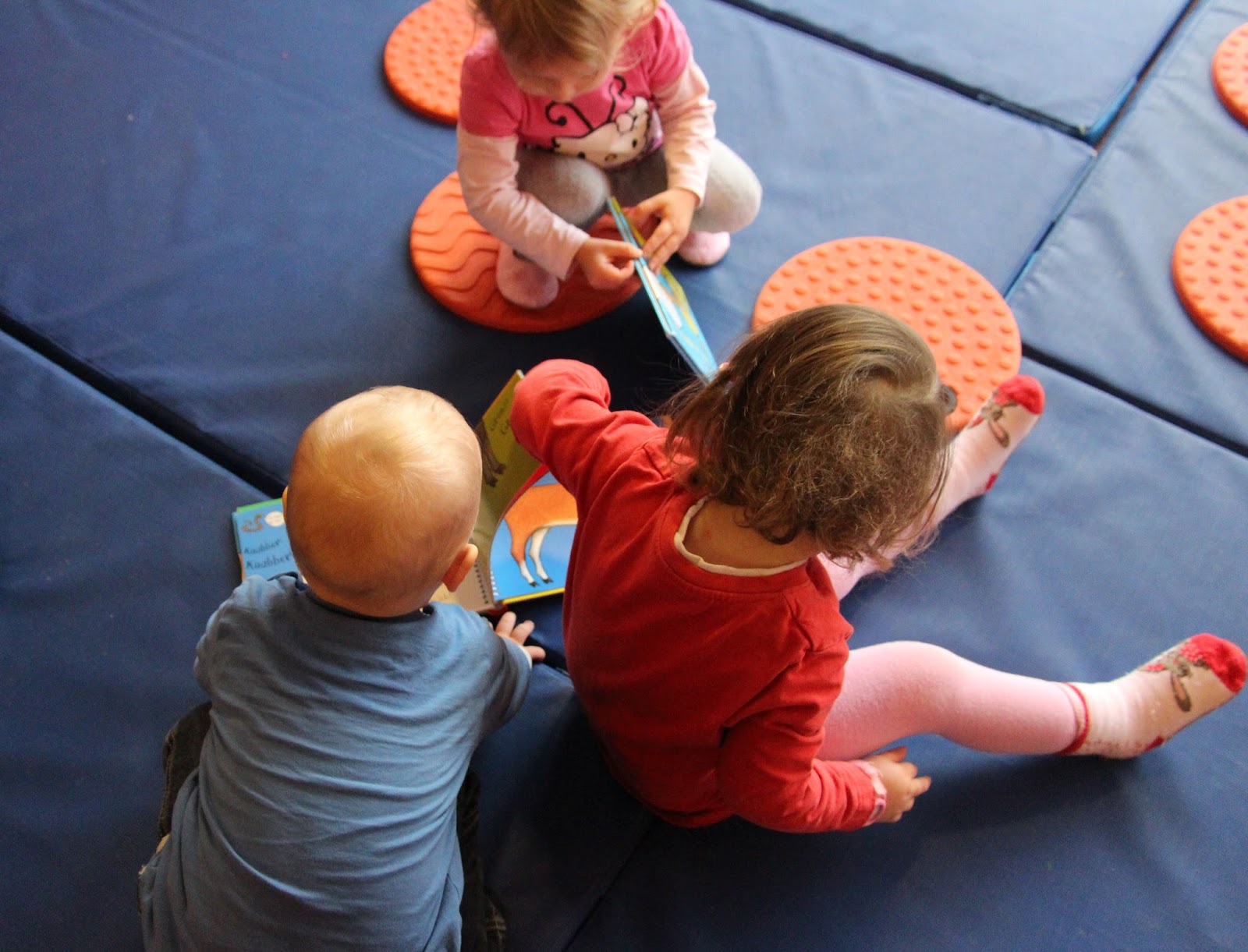 BARFUSS IM GRAS: Freispiel im Kindergarten