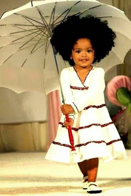 Gratis gambar bayi perempuan cantik lucu pakai payung Gratis gambar bayi perempuan cantik lucu pakai payung
