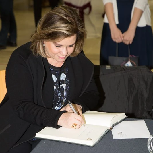 Grand Duchess met with students discussing subjects like migration, refugees and monarchy style wedding dress, diamond jewelery, earrings