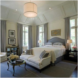 Schlafzimmer-weiß-grau-Design-mit-2-Sitzer-Sofa-und-Trommel-Schatten-Kronleuchter-in-decke