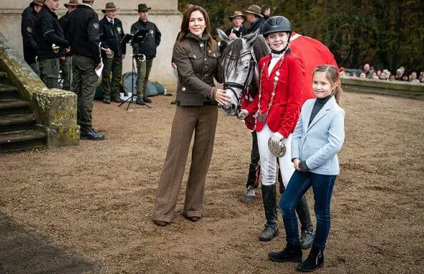 Princess Josephine wore a new light blue blazer by Zara. Crown Princess Mary wore a brown wax jacket gold button and wool trousers