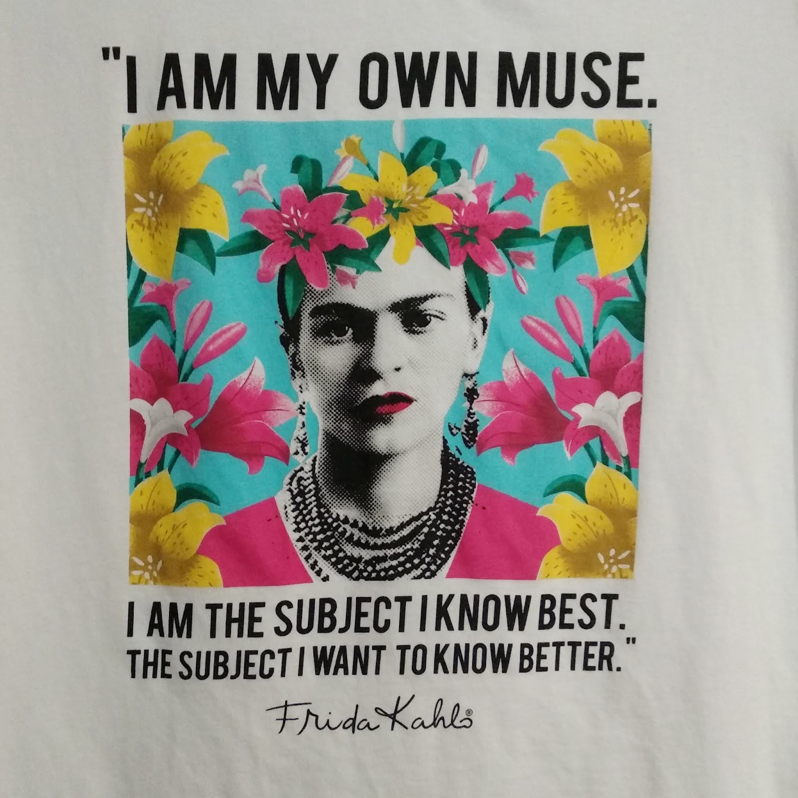 Camiseta Frida y traje cuadros