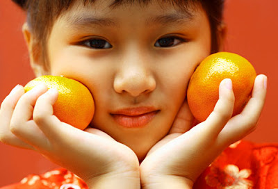 getty rf photo of young asian girl with oranges فطور يساعد طفلك على التركيز في الدراسة