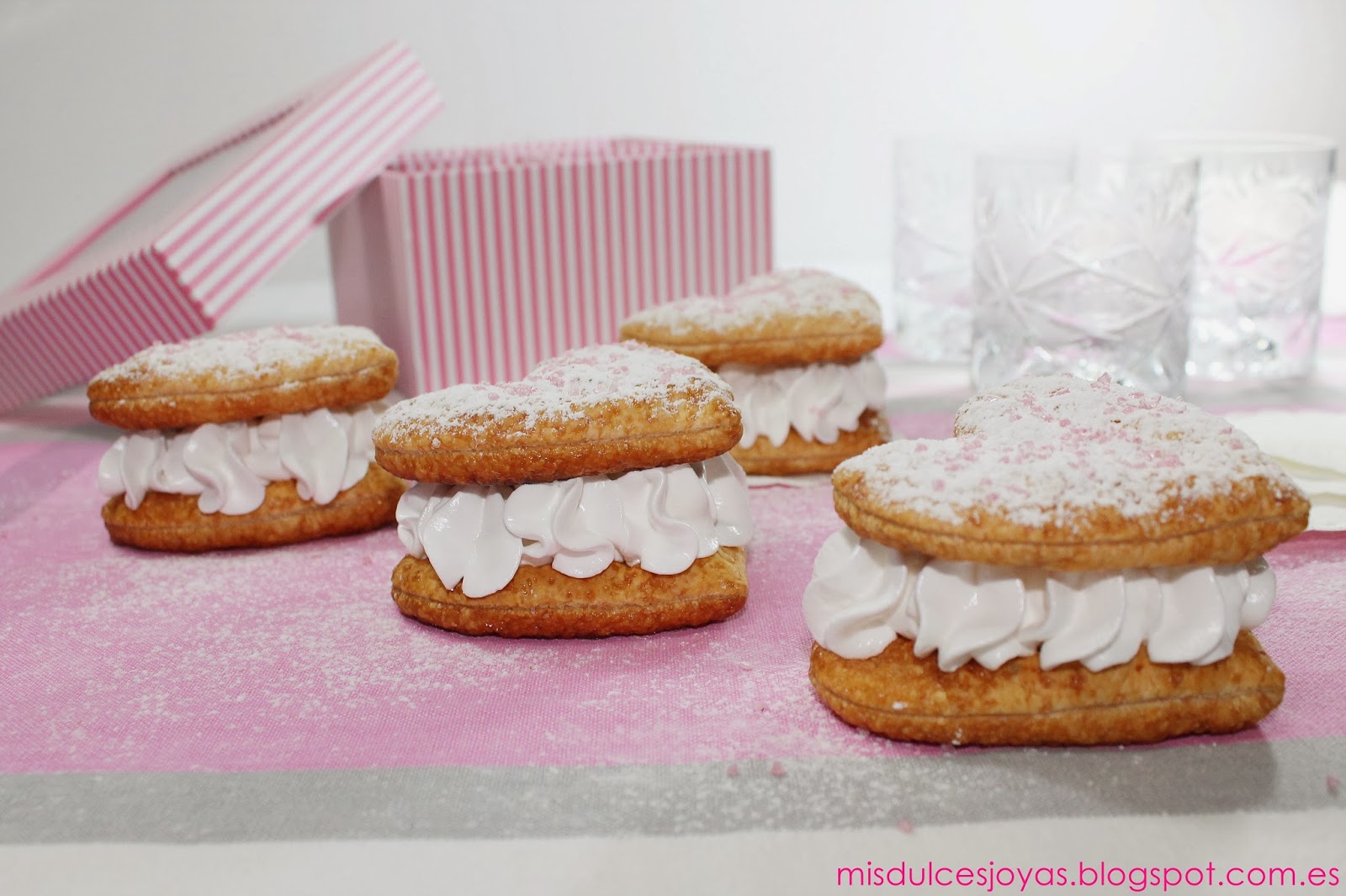 Corazones de hojaldre y merengue