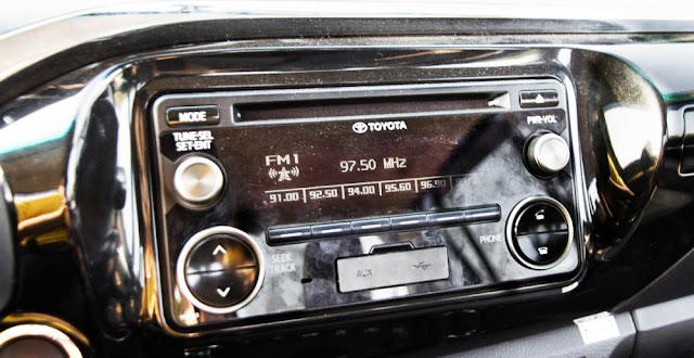 Hilux chỉ được trang bị tiện nghi giải trí nghèo này là đầu CD Hilux chỉ được trang bị tiện nghi giải trí nghèo này là đầu CD