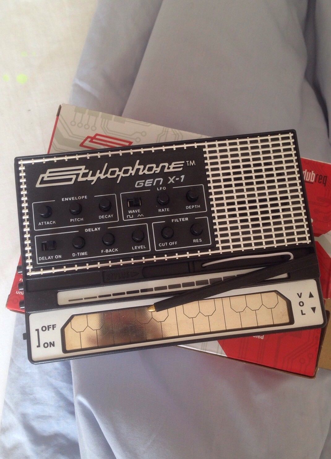 Стилофон цена. Стилофон Gen x-1. Stylophone за 2000. Stylophone музыкальный инструмент. Советский стилофон.