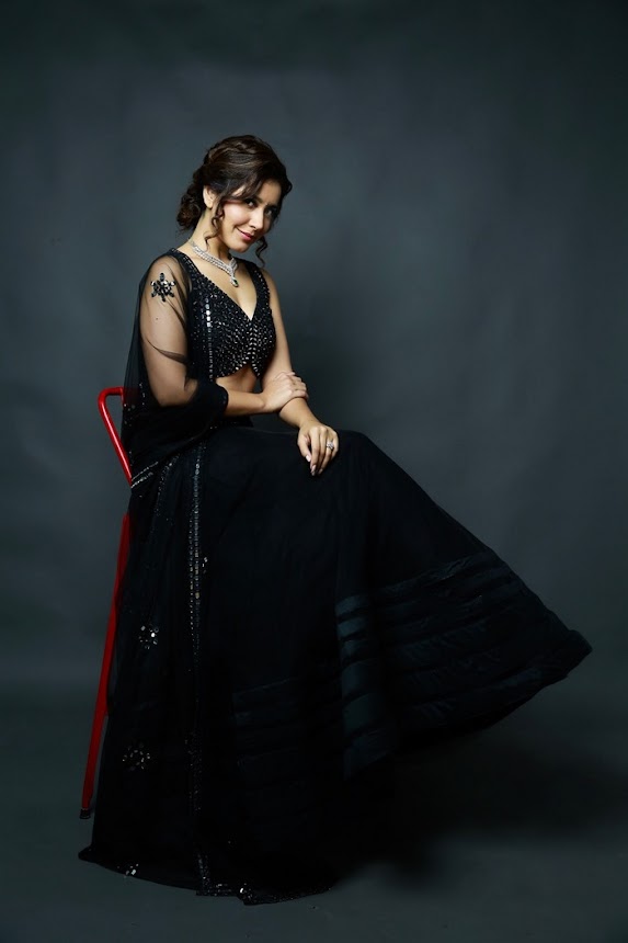 Raashi Khanna in black lehenga