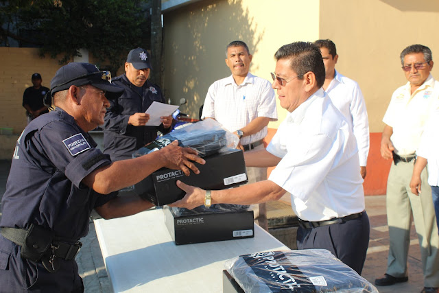 Entrega Guillermo García uniformes a policías municipales certificados