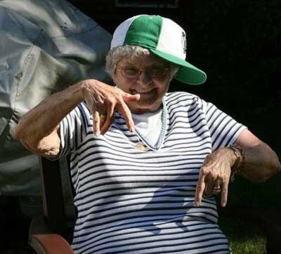 Kumpulan Foto Nenek Gaul Dalam Berbagai Pose | www.gilapc.com