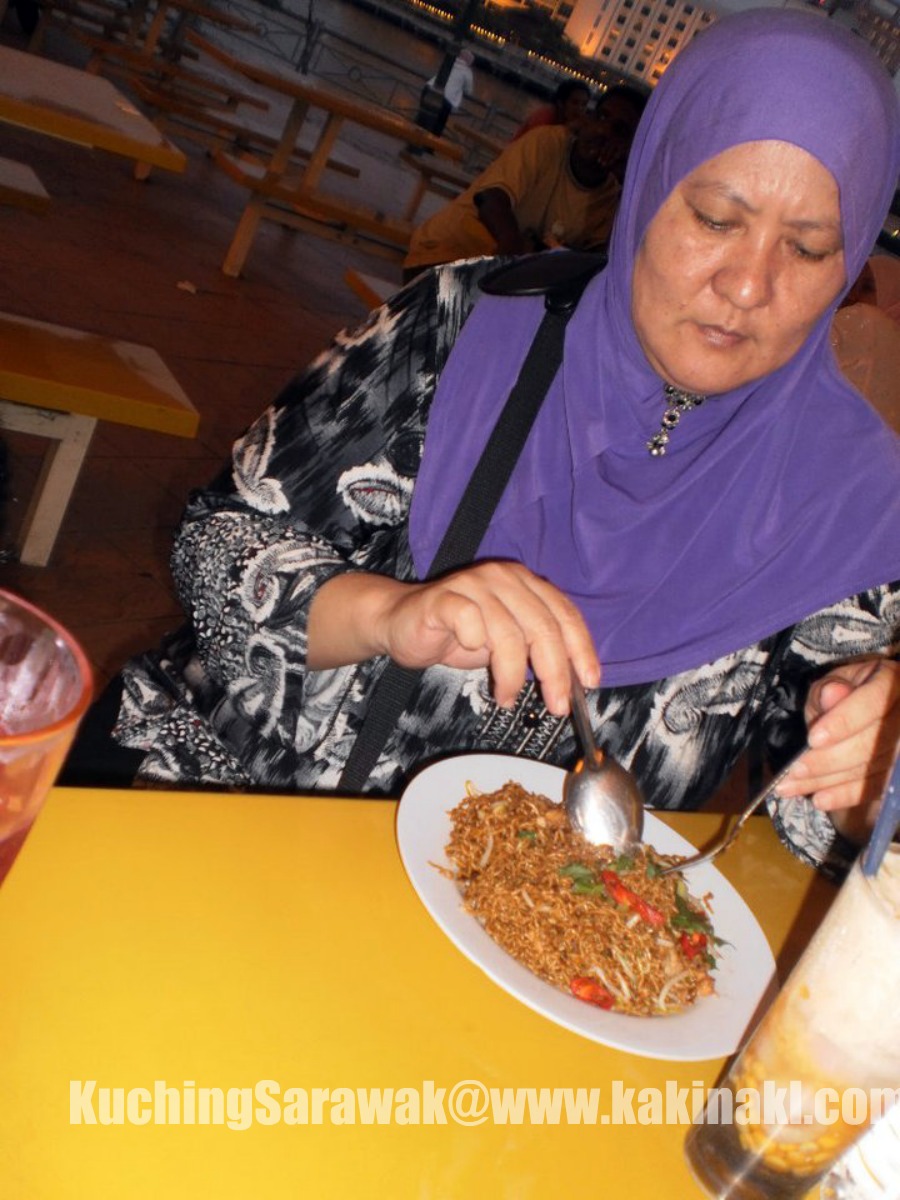 Tertunailah Hasrat Di Hati: Makan Apa Di Kuching Sarawak?