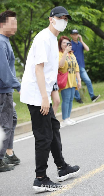 10 Potret Park Hyung Sik Mulai Menjalani Wajib Militer 10 Potret Park Hyung Sik Mulai Menjalani Wajib Militer