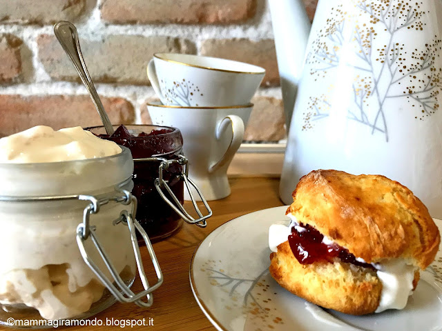 Come preparare il tradizionale cream tea inglese.