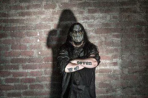 Kepala Mick Thomson Ditusuk