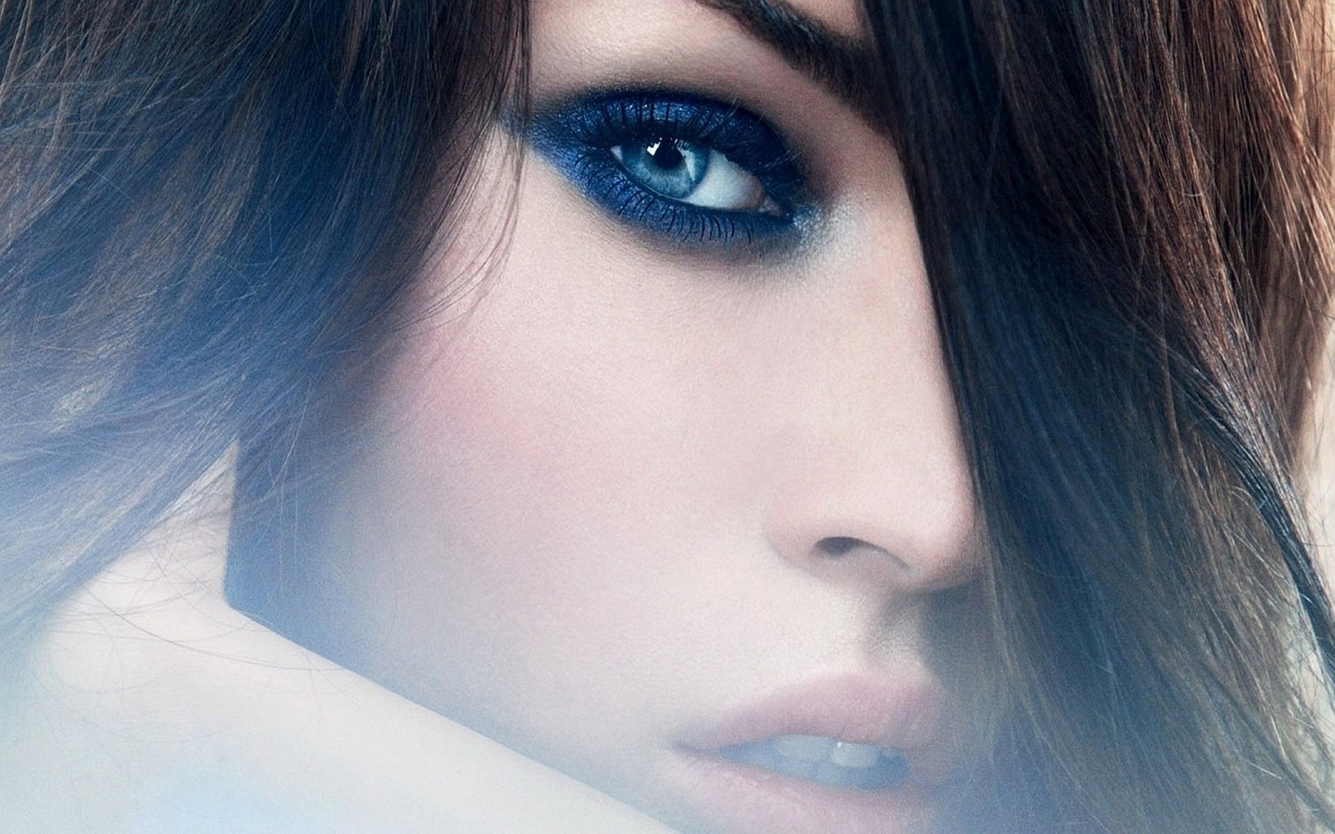 http://2.bp.blogspot.com/-RjNZL9-eV3E/ULBpB9nA5BI/AAAAAAAANik/FgTKOV3eUm8/s1920/megan-fox-blue-eyes-wallpaper.jpg