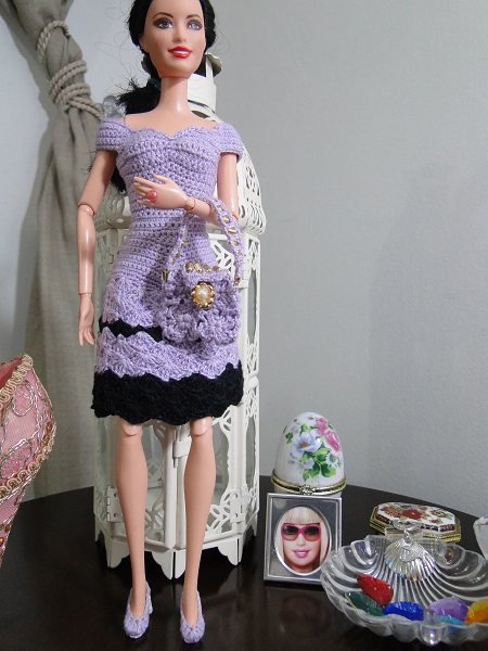 Barbie crochê conjunto lilás, vestido, sapatos, luvas, chapéu e bolsa Barbie crochê conjunto lilás, vestido, sapatos, luvas, chapéu e bolsa