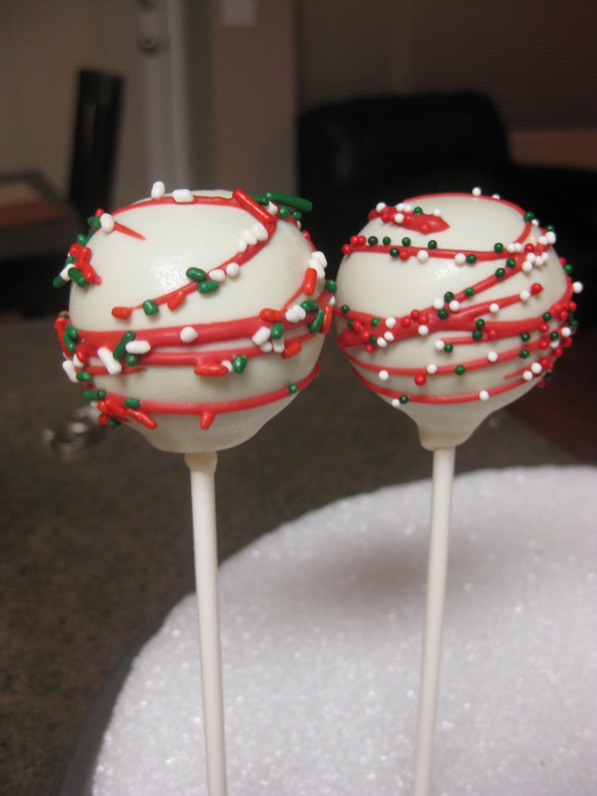 Carmen's Edible Creations: Playing with some more Xmas cake pops!