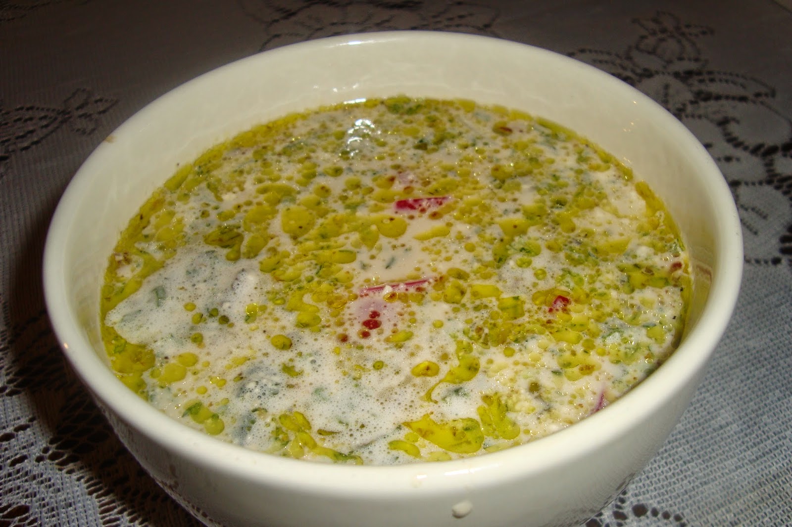 Таратор по-болгарски с огурцом и редисом