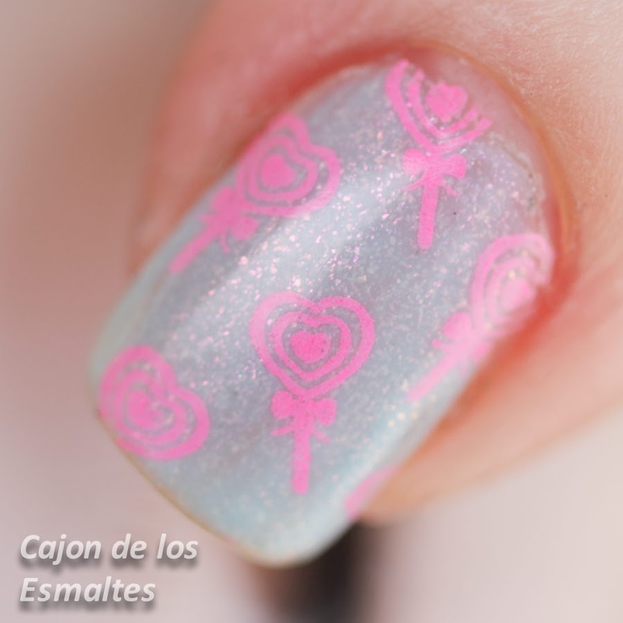 Nail art chupetines corazones