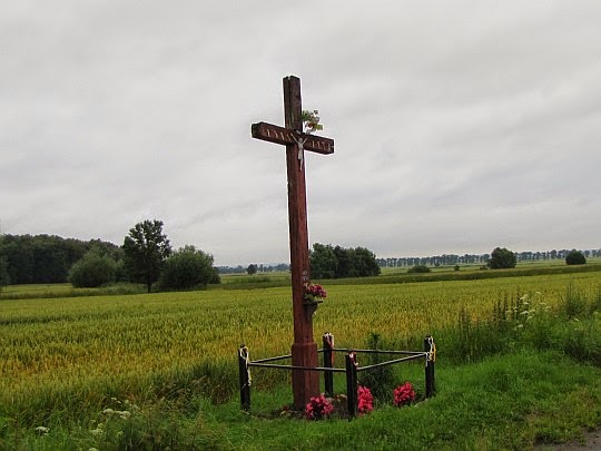 Krzyż przy polnej drodze między wsiami Lisie Kąty i Ujeździec. Krzyż przy polnej drodze między wsiami Lisie Kąty i Ujeździec.