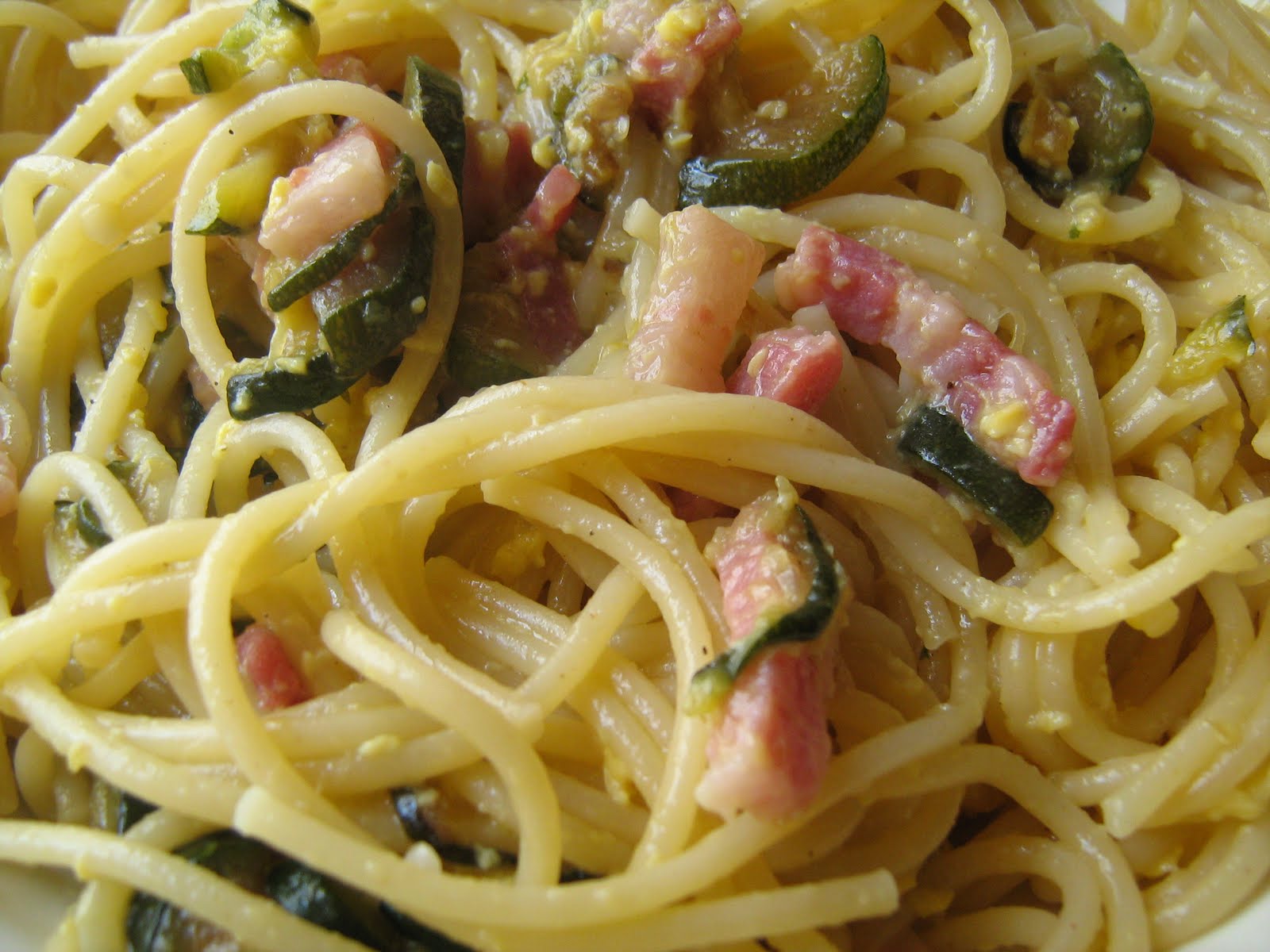 Primi Pasta uovo pancetta e zucchine