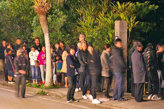 temple gate, street, linee of people, New Years, sidewalk