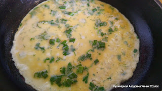 омлет с сыром и зеленью готовится