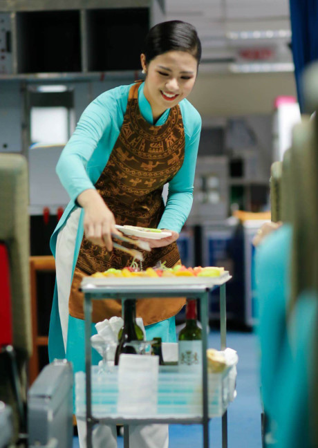 Ngoc Han thich thu khi thu lam tiep vien hang khong - Anh 5