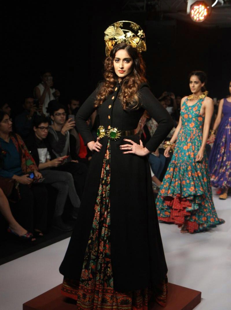 High Quality Bollywood Celebrity Pictures Ileana D Cruz Looks Smoking Hot On The Ramp Lfw