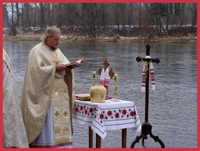 Вода освящается в ночь с 18 на 19 января. Нужно набирать воду вовремя и хранить ее в правильном месте.