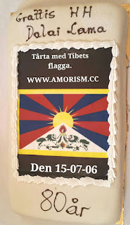Bild på Dalai Lamas tårta med Tibets fagga