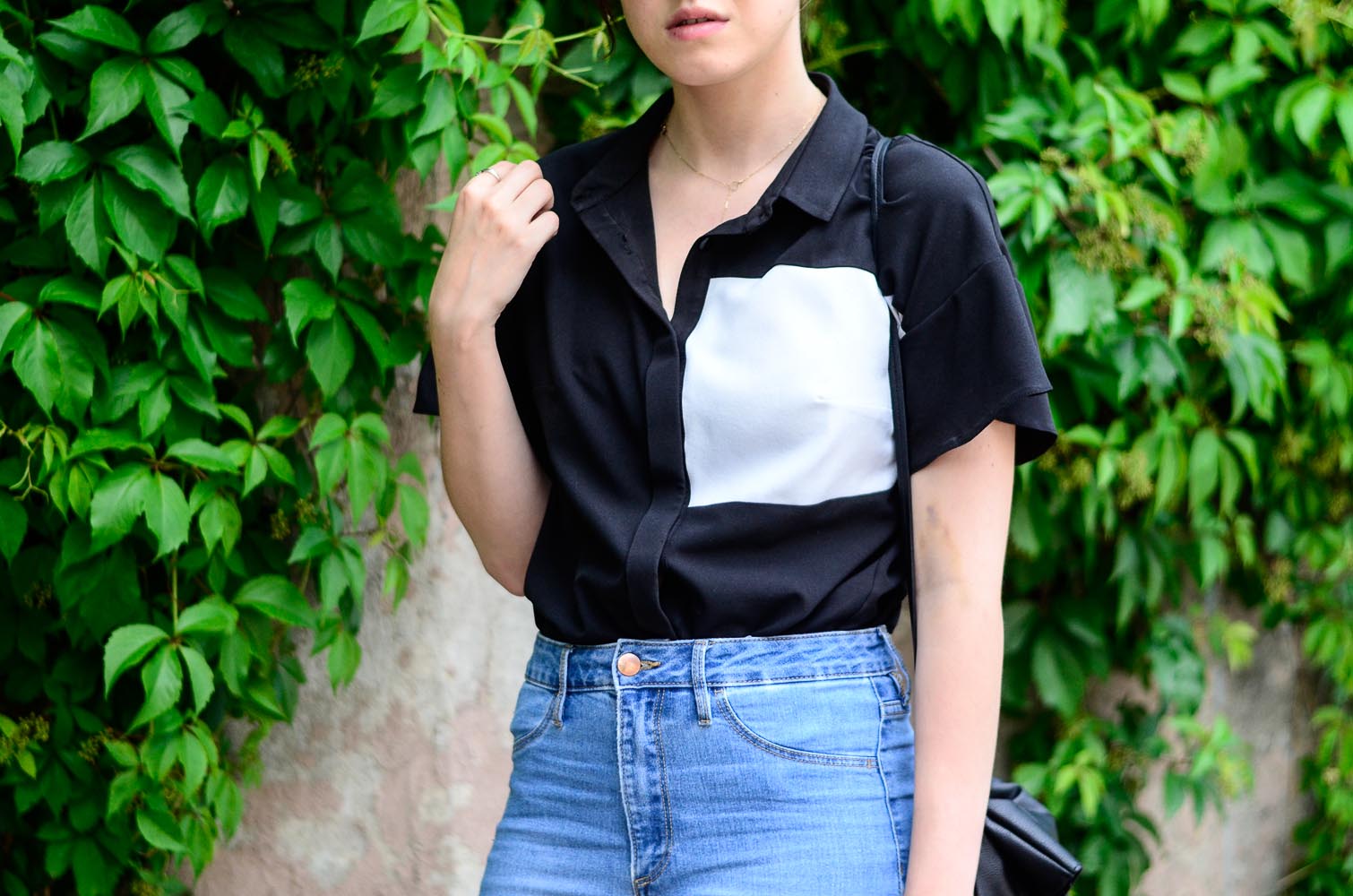 koszula krótki rękaw color blocking jeansy minimalizm stylizacja blog