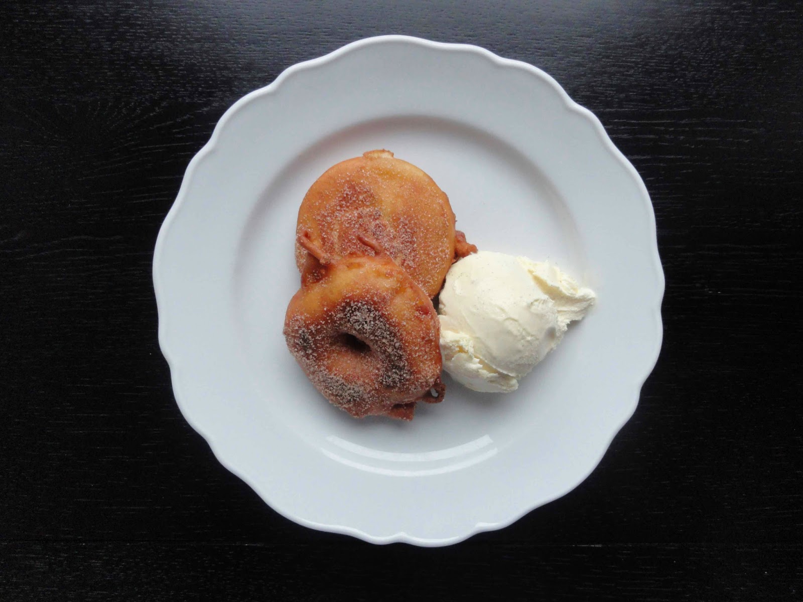 KüchenKlassiker: Apfelkücherl mit Vanilleeis