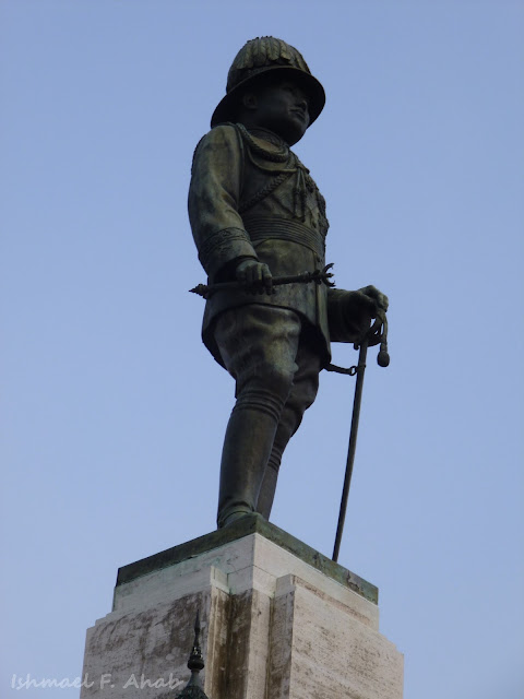 Statue of King Rama VI at the entrance to Lumphini Park