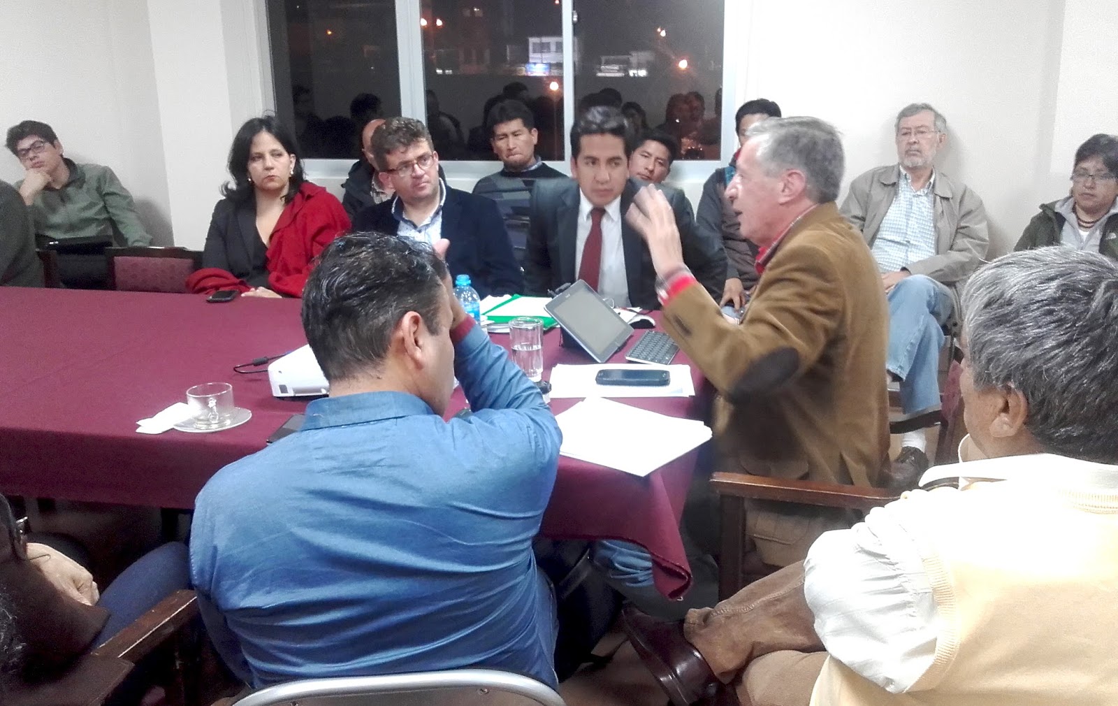 Carlos Börth y Williams Bascopé intercambiando criterios con los asistentes a la Fundación Vicente Pazos Kanki