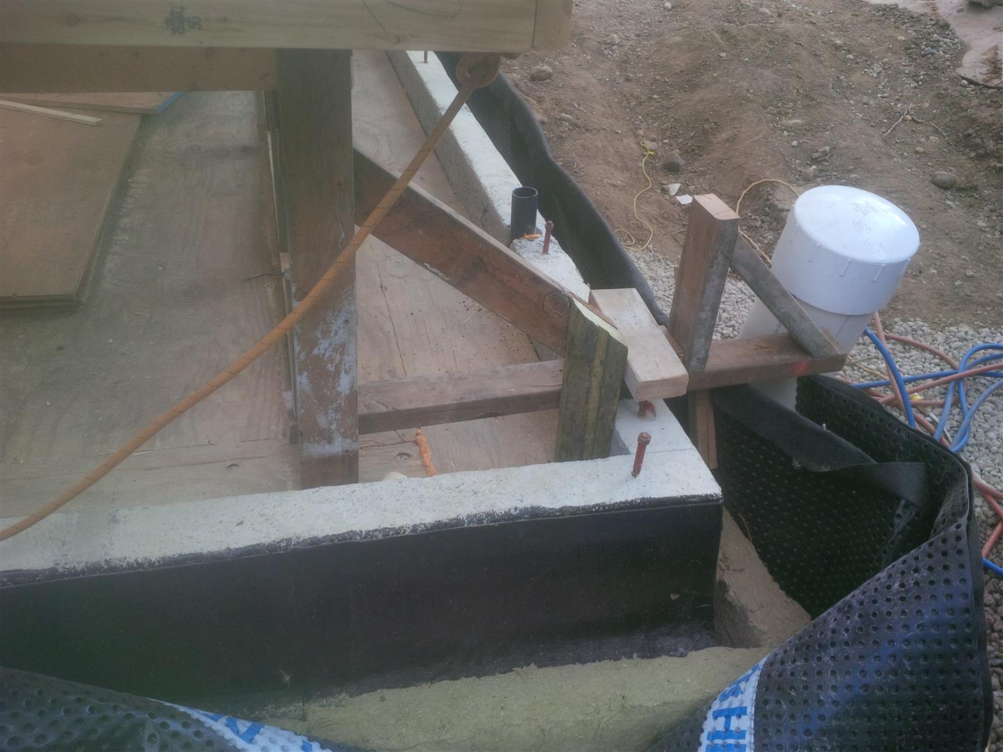 The Path to Sustainable Living? Primer Anchoring Framing to Foundation