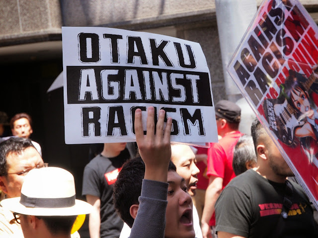Japończyk z hasłem Otaku przeciwko rasizmowi