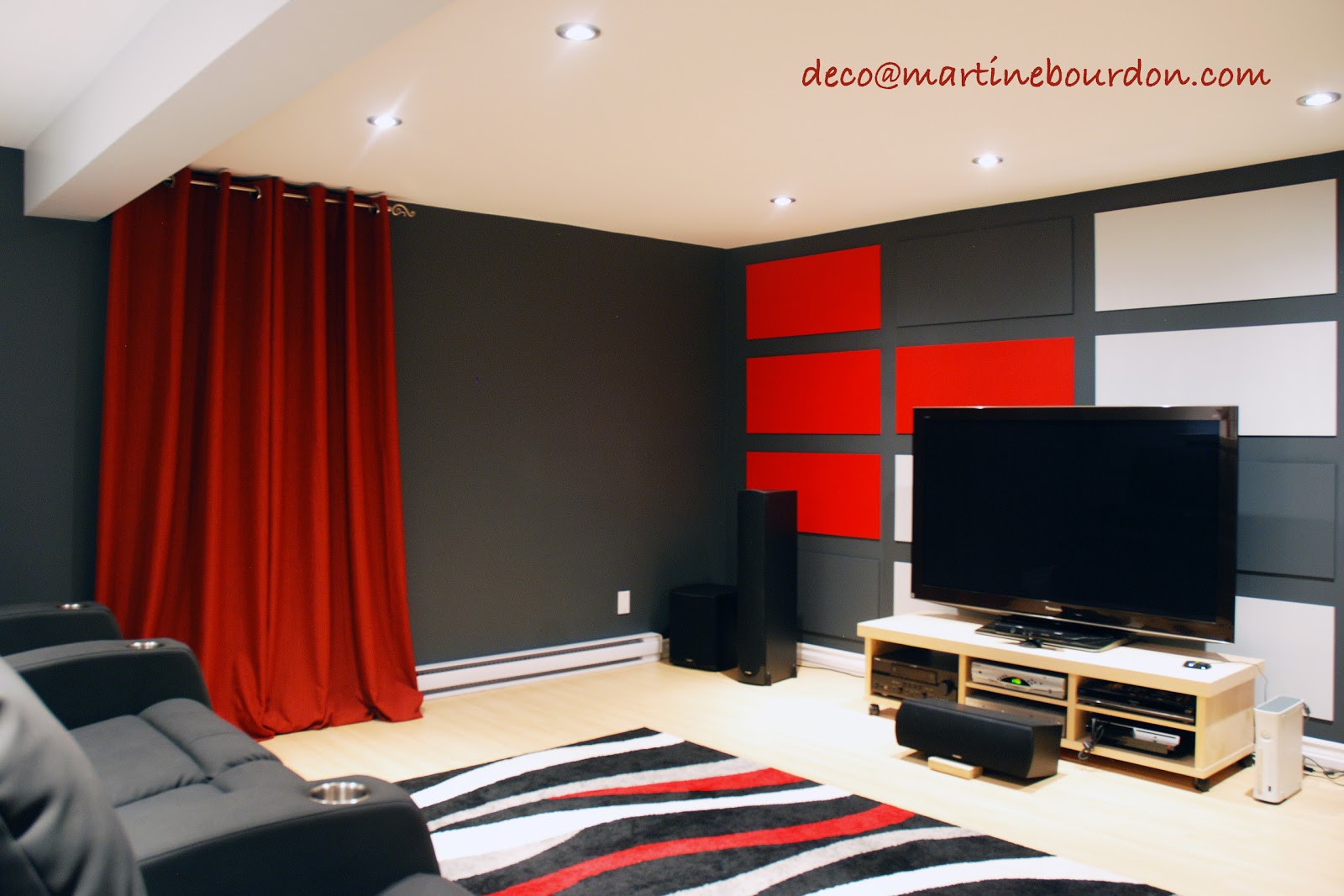 L'ESPACE DÉCO Gris et rouge pour le cinéma maison