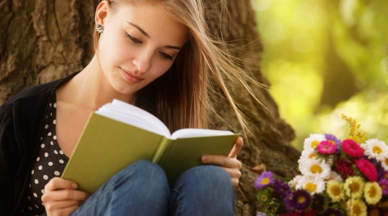 28 Contoh Pantun Cinta Romantis Bahasa Indonesia - Pintar Adik