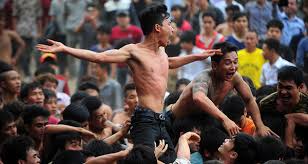 Tranh giành nhau tại lễ hội truyến thống
