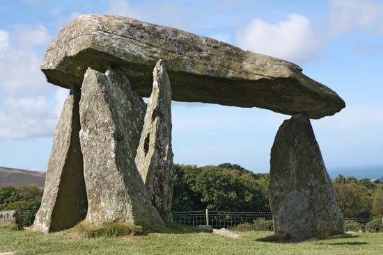 Bangunan batu yang berupa meja batu yang berfungsi sebagai tempat sesaji atau pemujaan roh nenek moyang disebut